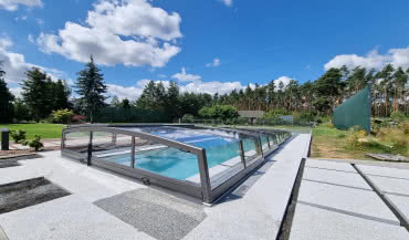 Zadaszenie basenu Alukov - jak skutecznie wyczyścić?