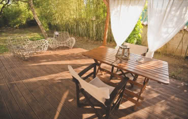 Sposoby na przygotowanie drewnianych mebli ogrodowych do sezonu wiosennego