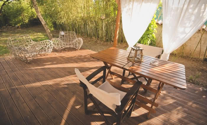 Sposoby na przygotowanie drewnianych mebli ogrodowych do sezonu wiosennego