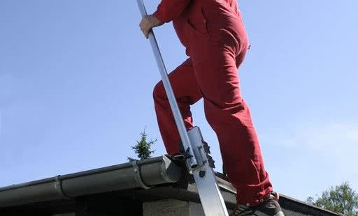 Przegląd dachu. Obowiązki właścicieli budynków oraz bhp