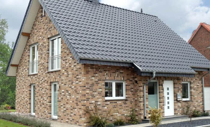 Dachówki ceramiczne. Co o nich powinien wiedzieć inwestor?