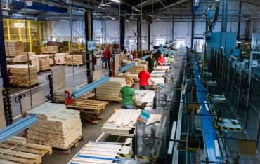 Nowe oświetlenie LED w polskich fabrykach VELUX a rosnące ceny energii