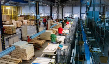 Nowe oświetlenie LED w polskich fabrykach VELUX a rosnące ceny energii