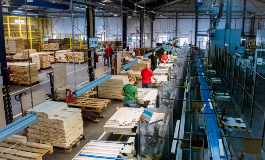 Nowe oświetlenie LED w polskich fabrykach VELUX a rosnące ceny energii