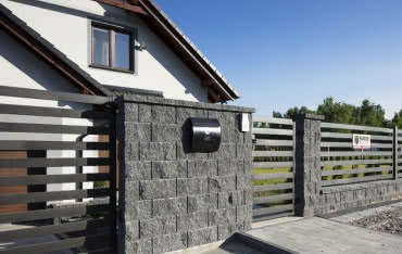 Stawiamy ogrodzenie z pustaków betonowych krok po kroku