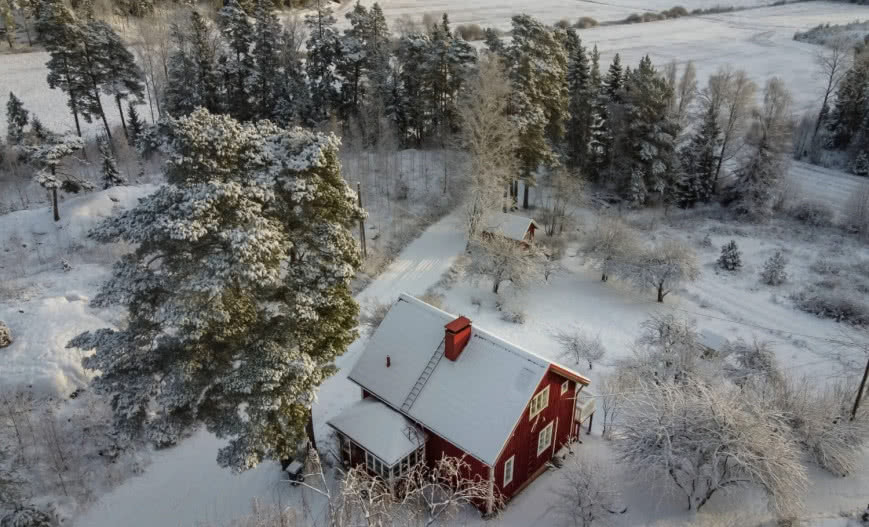 Czy krycie dachu zimą jest możliwe? Zalety i wady montażu w niskich temperaturach