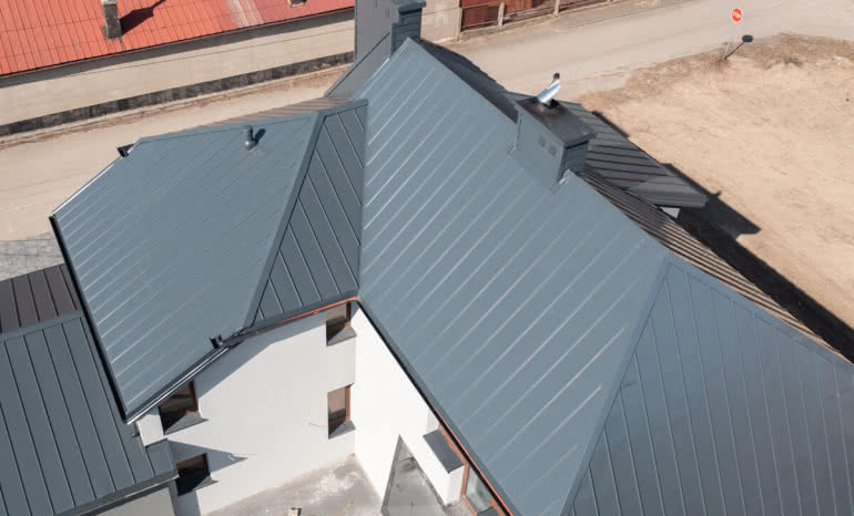 Trwałość powłok: ocynk, alucynk czy cynkowo-magnezowa? Przewodnik po zabezpieczeniu pokryć dachowych