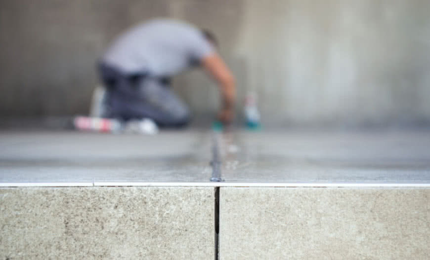 Dylatacje – rodzaje i znaczenie podczas układania ceramiki