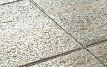 Czy beton w ogrodzie jest odporny na zabrudzenia?