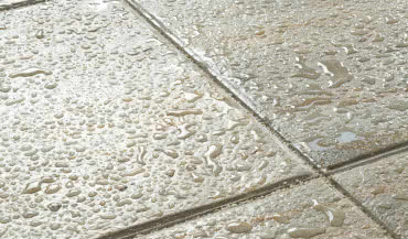 Czy beton w ogrodzie jest odporny na zabrudzenia?