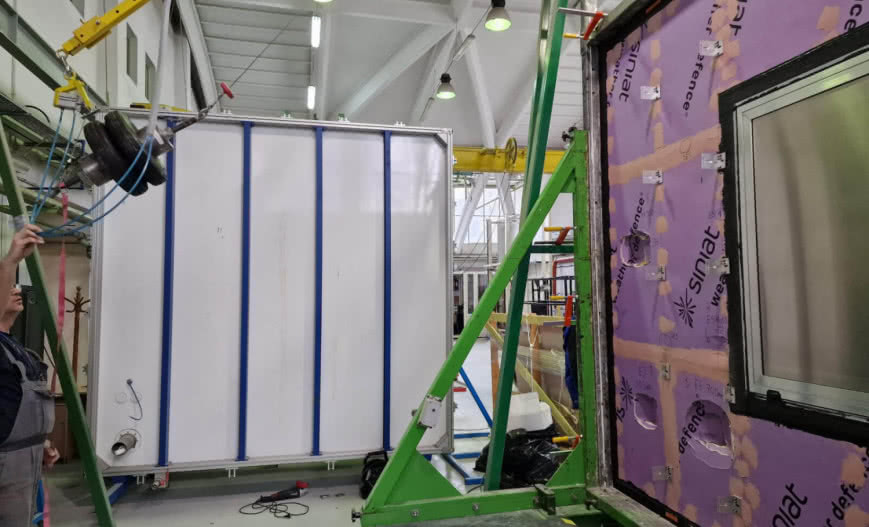 Okna Aluprof MB-86N w ścianach osłonowych firmy Siniat