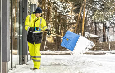 Robocze kurtki zimowe: jak wybrać model zapewniający ciepło i bezpieczeństwo?