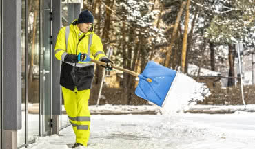 Robocze kurtki zimowe: jak wybrać model zapewniający ciepło i bezpieczeństwo?