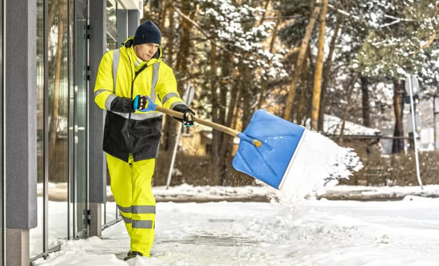 Robocze kurtki zimowe: jak wybrać model zapewniający ciepło i bezpieczeństwo?