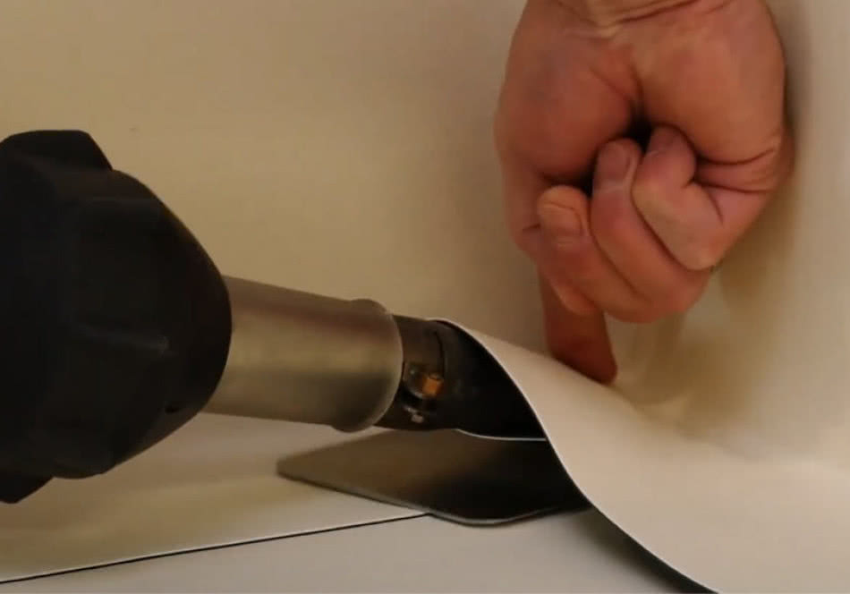 Narożnik wewnętrzny na dachu płaskim – jak go prawidłowo wykonać?