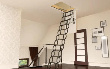 Małe schody na poddasze – jak wybrać najlepsze? Poradnik budowlany
