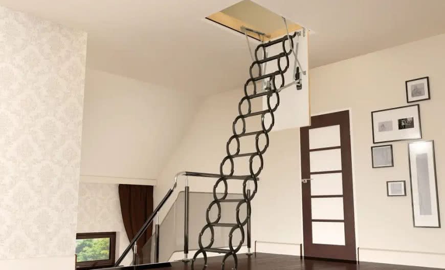 Małe schody na poddasze – jak wybrać najlepsze? Poradnik budowlany