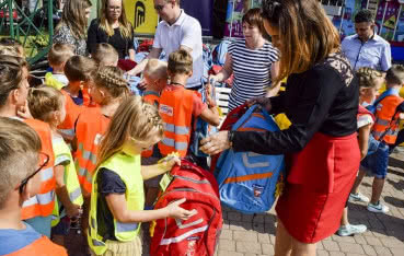 Dębiccy pierwszoklasiści z plecakami od Śnieżki