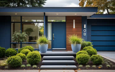 Niebieskie drzwi wejściowe – hit czy kit? Zobacz, jak je stylowo wyeksponować!