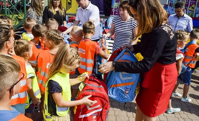 Dębiccy pierwszoklasiści z plecakami od Śnieżki