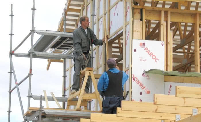 Jak ocieplić drewnianą ścianę szkieletową? Poradnik wykonawcy