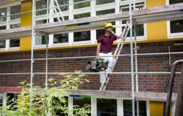 Usuwanie zanieczyszczeń z powierzchni dachu i elewacji. Poradnik dla firm remontowych i budowlanych