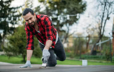 Lakiery i impregnaty do drewna: poradnik kupującego