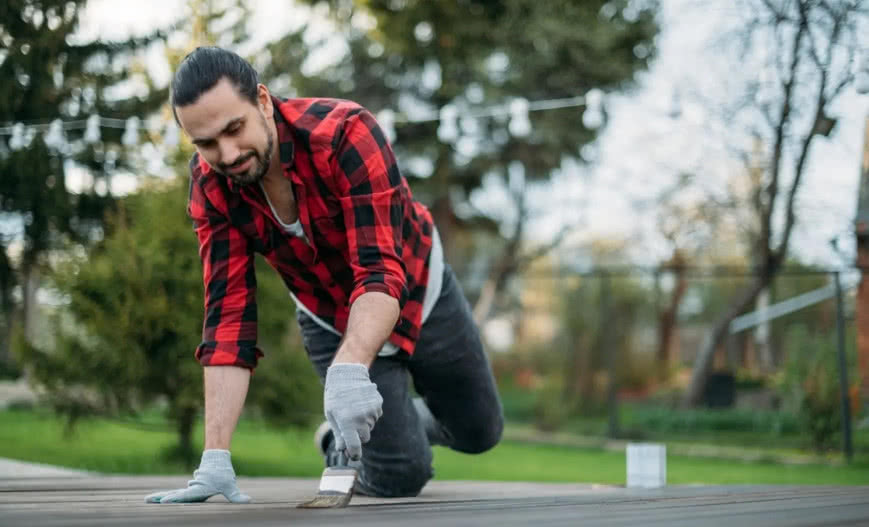 Lakiery i impregnaty do drewna: poradnik kupującego