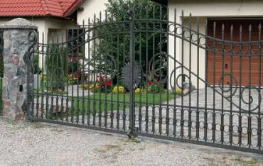 Tradycyjne materiały na ogrodzenie