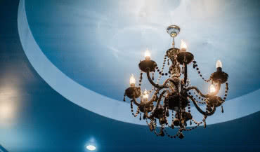 Kolor sufitu - 3 propozycje wykorzystania intensywnych barw