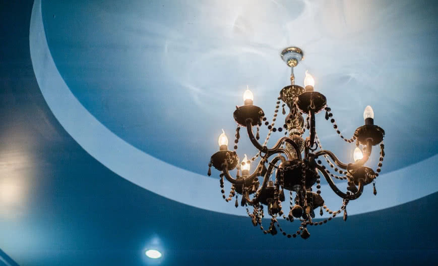 Kolor sufitu - 3 propozycje wykorzystania intensywnych barw