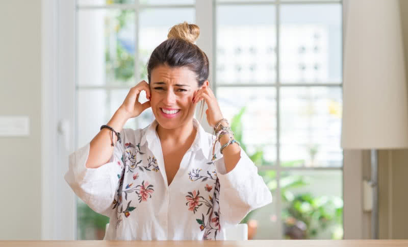 Jakie szyby wybrać do mieszkania w głośnym miejscu?