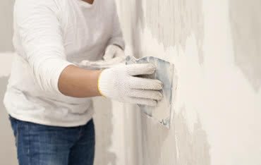 Nie tylko gips! Sprawdź, czym warto wykańczać ściany wewnętrzne