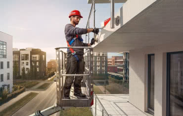 Czego użyć do montażu konstrukcji drewnianej w betonie? 