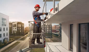 Czego użyć do montażu konstrukcji drewnianej w betonie?