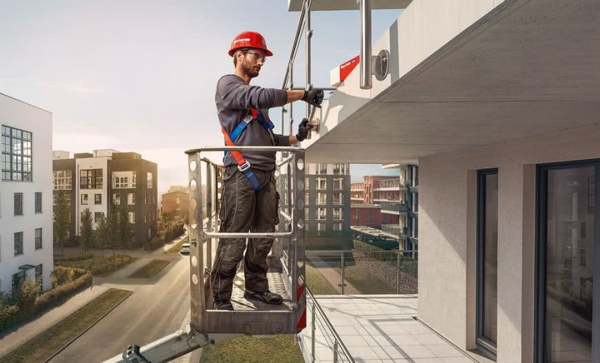 Czego użyć do montażu konstrukcji drewnianej w betonie? 