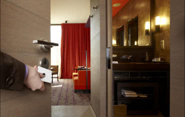 Nowoczesne wkładki blueChip firmy Winkhaus w zabytkowym zamku pod Paryżem