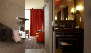 Nowoczesne wkładki blueChip firmy Winkhaus w zabytkowym zamku pod Paryżem