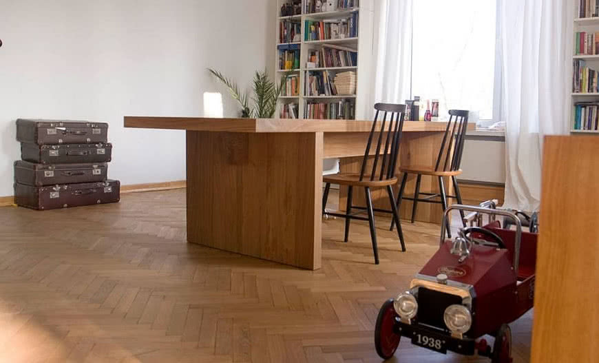 Stół z litego drewna. Dobry wybór do Twojego domu