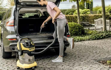 Kompleksowe sprzątanie samochodu. Jak usunąć plamy i sierść?