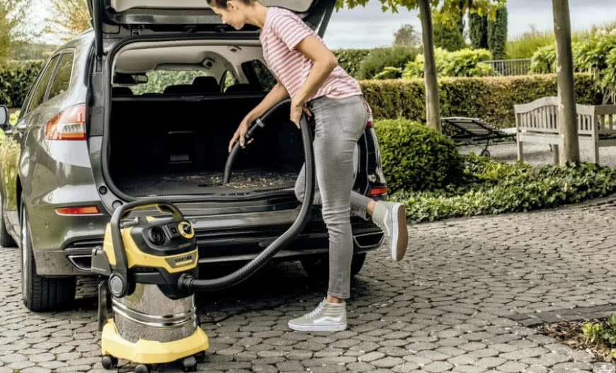 Kompleksowe sprzątanie samochodu. Jak usunąć plamy i sierść?