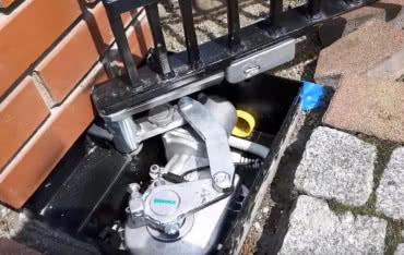 Brama skrzydłowa – kiedy wybrać napęd podziemny?