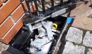 Brama skrzydłowa – kiedy wybrać napęd podziemny?