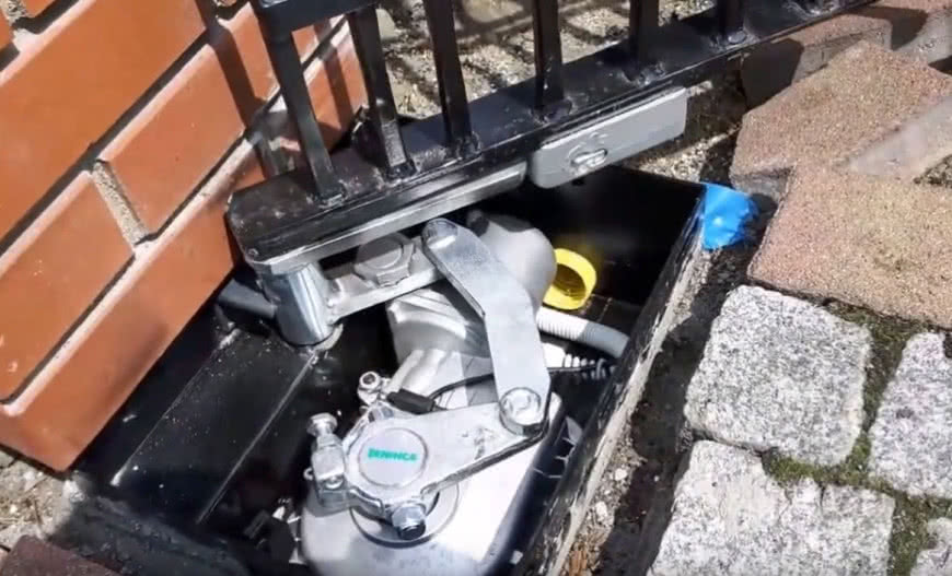 Brama skrzydłowa – kiedy wybrać napęd podziemny?