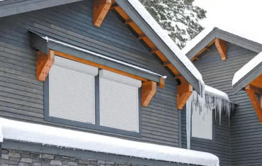 Jak dbać o rolety i bramy rolowane podczas zimy?