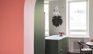 Pozytywne wnętrza malowane kolorem Flamingo firmy Tikkurila