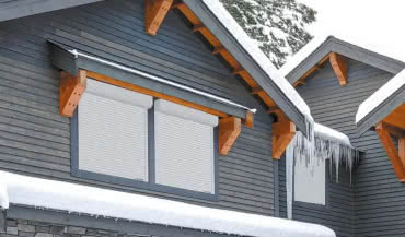 Jak dbać o rolety i bramy rolowane podczas zimy?