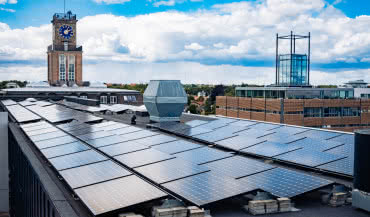 Ocieplenie dachu z fotowoltaiką. Czy masa i gęstość izolacji ma znaczenie?