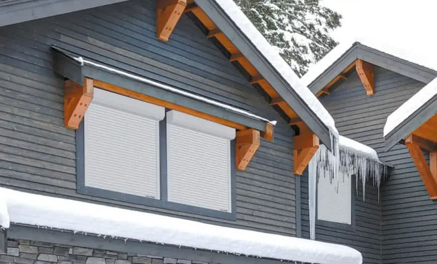 Jak dbać o rolety i bramy rolowane podczas zimy?