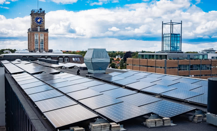 Ocieplenie dachu z fotowoltaiką. Czy masa i gęstość izolacji ma znaczenie?